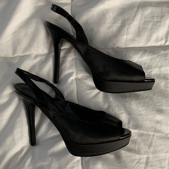 Charles & Keith - Picture 1 of 6
